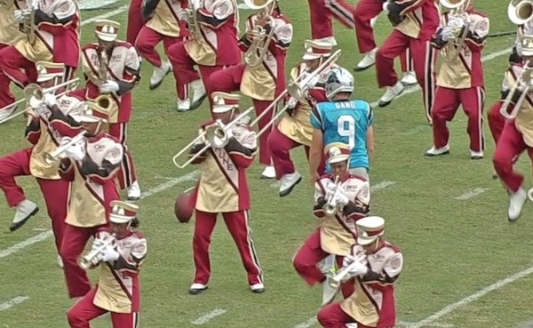 VIDEO: Jugador de la NFL entrena en medio de banda marcial