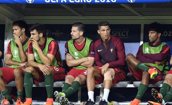 Cristiano Ronaldo miró desde la banca el Portugal-Francia