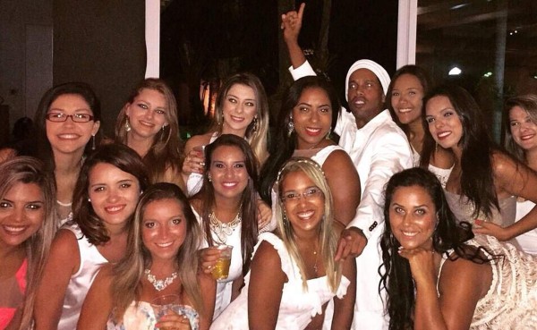 Ronaldinho enciende las redes sociales con foto de Año Nuevo