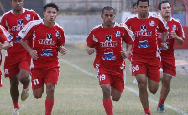 Los futbolistas hondureños que a muy temprana edad colgaron los botines