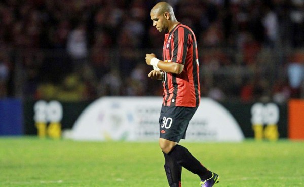 Adriano está dispuesto a jugar en la Serie B de Italia