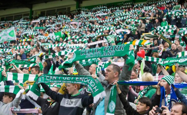 Un aficionado del Celtic utiliza a un niño como bufanda