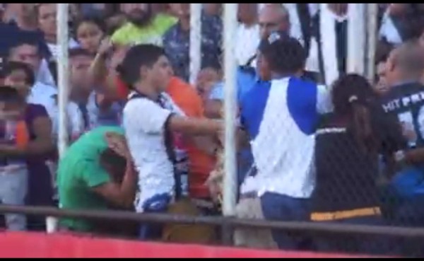 VIDEO: Brutal pelea de aficionados del mismo equipo en Nicaragua