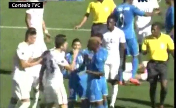 VIDEO: La bronca entre jugadores de Honduras y Estados Unidos