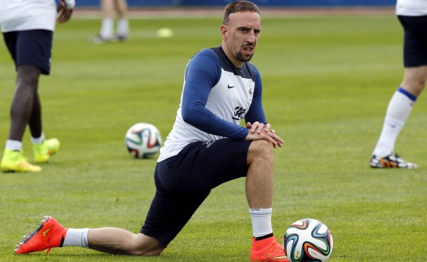 Frank Ribery se somete a exámenes médicos y sigue en espera en Francia
