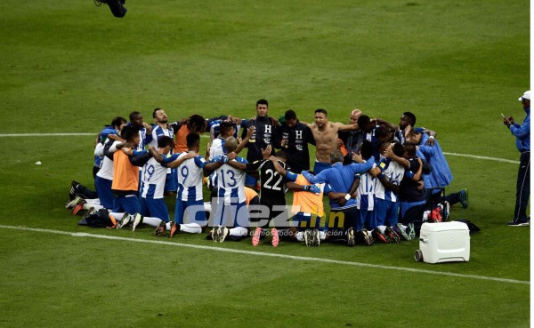 Los seleccionados hondureños orando en el medio del campo del estadio Azteca.
