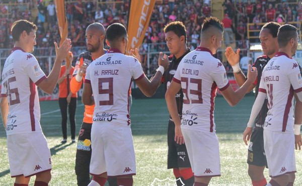 'Chino' Discua y Jorge Claros participaron en victoria del Alajuelense sobre Saprissa