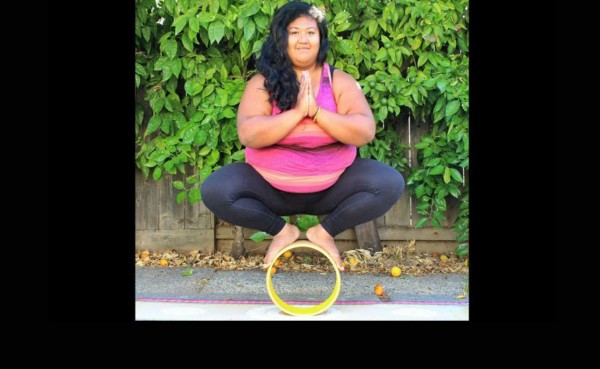 Es instructora de yoga, tiene elasticidad y su sobrepeso no es problema