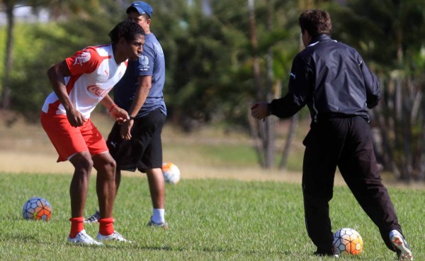 ENCUESTA: ¿Crees que Olimpia le gane a Motagua con Costly en el campo?