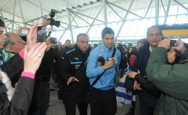 Luis Suárez viajó a España para sumarse al Barcelona