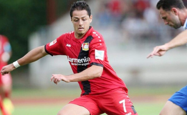 Chicharito Hernández se fractura su mano al caer de unas escaleras