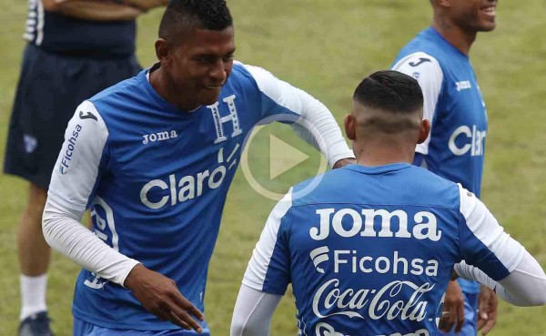 Video: Emilio Izaguirre y Carlo Costly juegan al piedra, papel o tijera