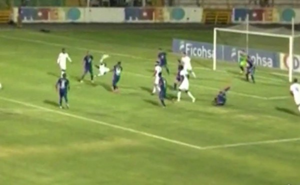 VIDEO: Espectacular tapada de Portigliatti a Johnny Palacios