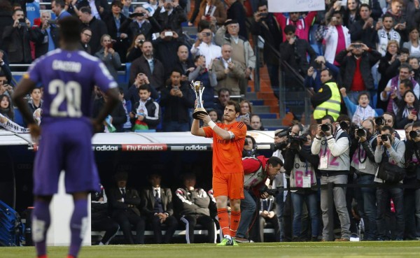 VIDEO: El Real Madrid ofrece el trofeo del Mundial de Clubes a la afición del Bernabéu