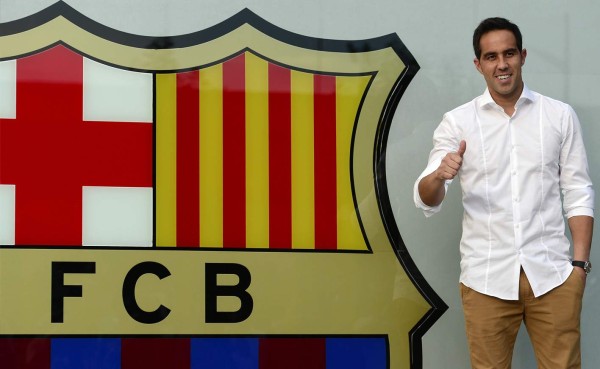 Portero Claudio Bravo ya se encuentra en Barcelona