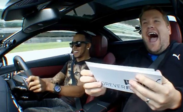 Lewis Hamilton ofrece entrevista a más de 240 km/h