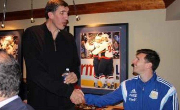 Messi estuvo con la selección albiceleste viendo los Wizards-Pacers y se encontró con Gheorghe Muresan, una leyenda rumana con sus 2.31 metros.