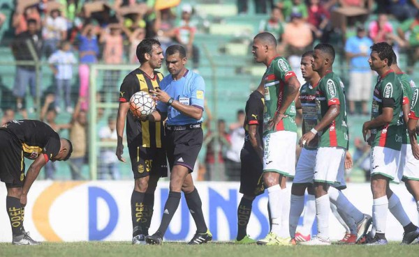 Árbitros hondureños pitarán el partido eliminatorio Trinidad y Tobago vs Costa Rica