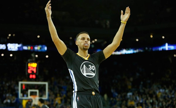 Los Warriors y Stephen Curry siguen intratables en casa