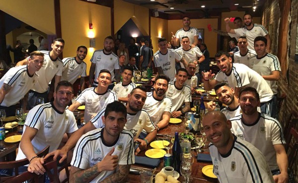 Video: Inreíble, retiraron la silla de un restaurante donde comió Messi