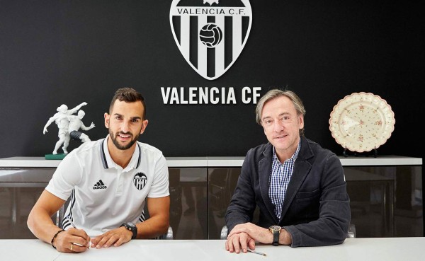 El Valencia hace oficial el fichaje de Martín Montoya por cuatro temporadas