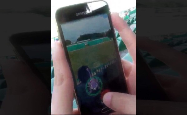 VIDEO: Aficionada del Marathón atrapa pokemon durante juego en el Yankel