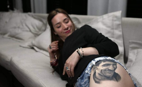 Aficionada chilena se tatuó el rostro de Messi en su muslo para poder conocerlo