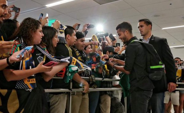 Gio dos Santos llega a Los Ángeles en medio de cientos de aficionados