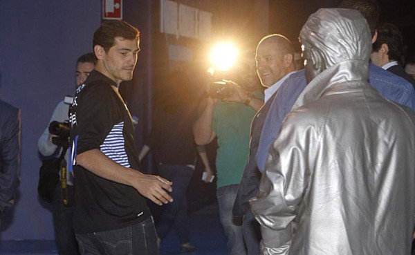 VIDEO: Iker Casillas se reencuentra con Mourinho en Do Dragao