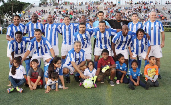 Hristo Stoichkov se puso camisa de Honduras y jugó con las leyendas