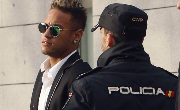 Fiscal pide juzgar a Neymar, a su padre y a expresidente Barcelona por corrupción