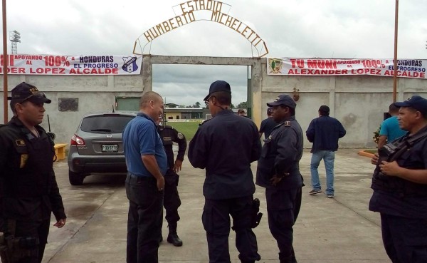 La Policía Nacional ya correteó a la afición organizada de Motagua