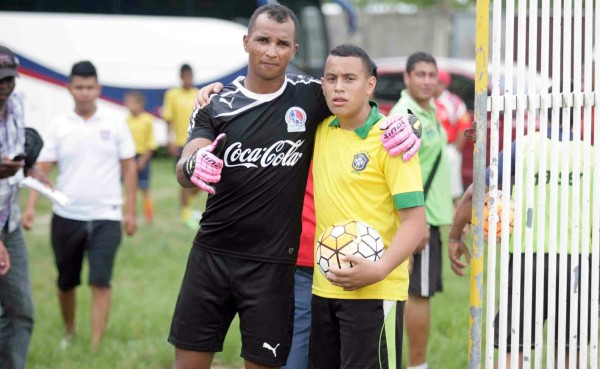Donis Escober se disculpa con niño que agredió en Tocoa