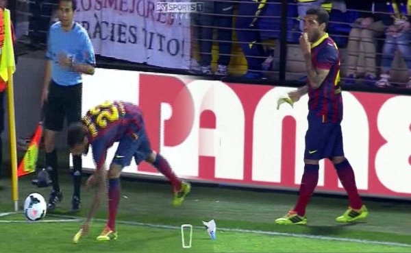 Villarreal expulsa de por vida a aficionado que lanzó banano a Alves