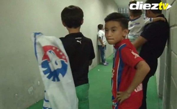 Niño pidió autógrafos a jugadores de Olimpia, pero nadie le firmó