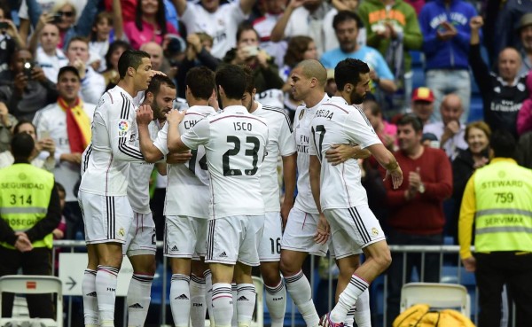 Real Madrid golea a un pobre Eibar y mete presión al Barcelona