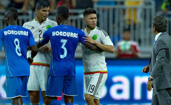 Peralta advierte sobre malos arbitrajes y Chicharito recibe apoyo moral