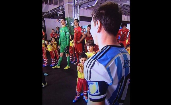 VIDEO: Messi vuelve a dejar ignorado a un niño