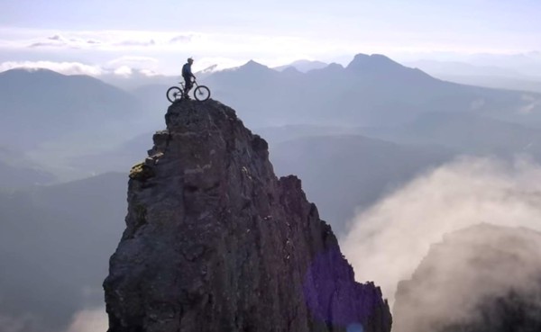 VIDEO: El descenso en bicicleta más peligroso del mundo