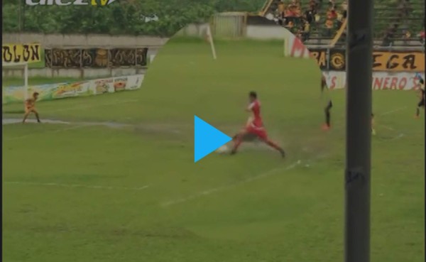 VIDEO: Mauro Reyes también se queja del árbitro, no le pitaron este penal en Tocoa
