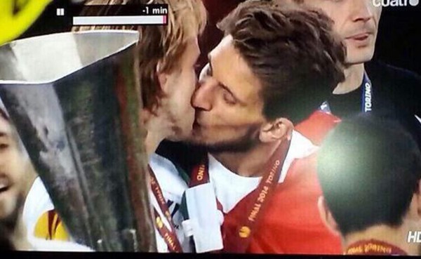 VIDEO: Rakitic y Felipe Martins se dieron un beso en la boca