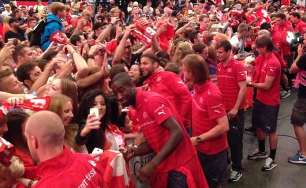 Gran recibimiento a Suiza tras quedar eliminado en el Mundial