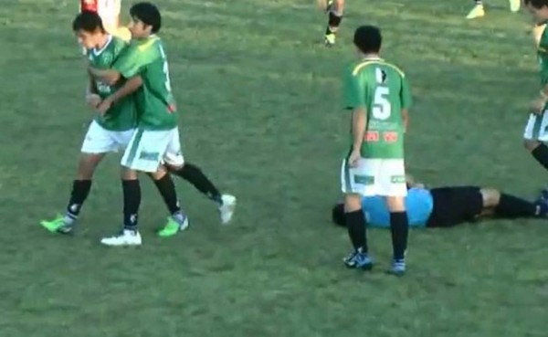 VIDEO: Brutal agresión del hermano de Roncaglia a un árbitro