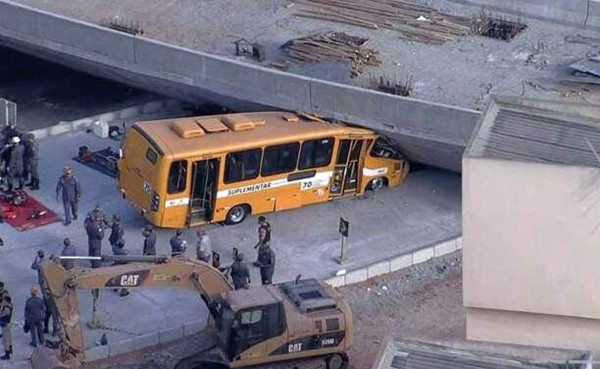 Dos muertos y 19 heridos al derrumbarse puente en Belo Horizonte