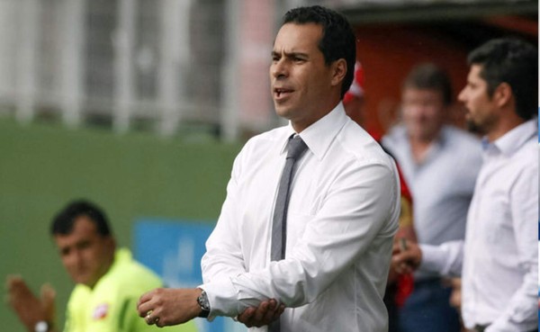 Cartaginés de Costa Rica despide a DT mexicano Enrique Meza hijo