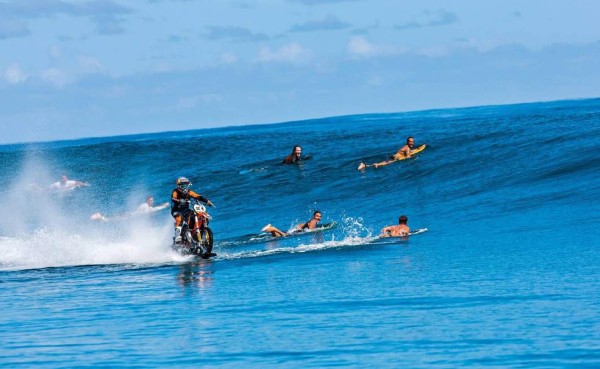 VIDEO: El hombre que surfea colosales olas en motocicleta