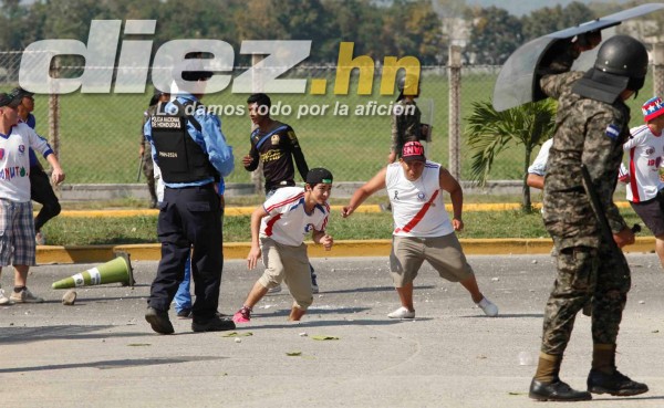 Imágenes: Piedras, armas y violencia en la pelea de barras previo al Real España-Olimpia