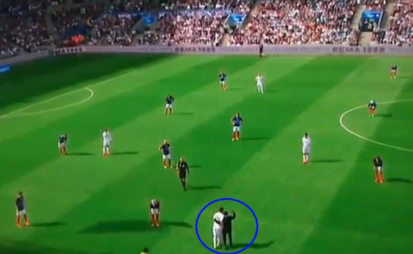 Aficionado interrumpe el partido del Real Madrid para tomarse una selfie con James