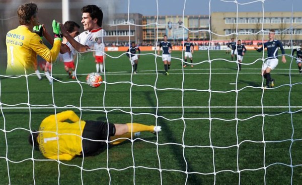 VIDEO: Van der Sar volvió con 45 años al club con el que se formó y paró un penal