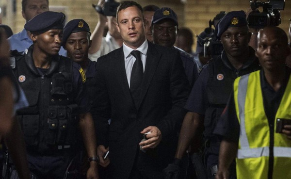 Oscar Pistorius es condenado a cinco años de cárcel por matar a su novia